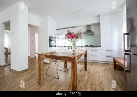 Cucina moderna Interior Design Architettura magazzino l'immagine, la foto di una moderna cucina bianca con un legno scuro tavolo, hi-end applianc Foto Stock