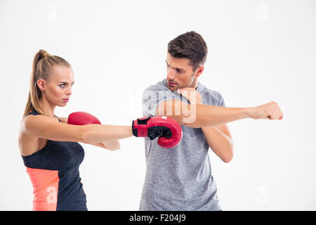 Ritratto di una donna boxing training con pullman isolato su uno sfondo bianco Foto Stock