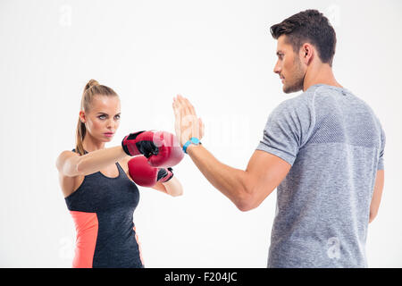 Ritratto di una donna fitness boxe con pullman isolato su uno sfondo bianco Foto Stock