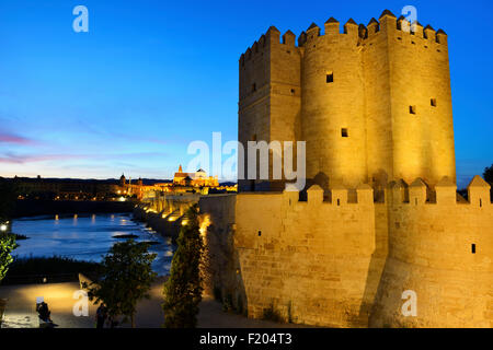 Torre di Calahorra all'estremità sud del ponte romano al tramonto, Cordoba, Andalusia, Spagna Foto Stock