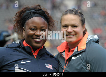 Berlino, Germania. 06 Sep, 2015. Colpo messo atleti Michelle Carter (L) di USA e Christina Schwanitz della Germania di stare in piedi insieme e sorriso che prendono parte alla ISTAF atletica sfida mondiale a Berlino, Germania, 06 settembre 2015. Foto: Roland Popp/dpa - nessun filo SERVICE -/dpa/Alamy Live News Foto Stock