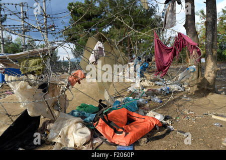 Grecia/Macedonia confine Idomeni/Gevgelija Settembre, 08 2015 - migliaia di migranti sono state versando oltre la frontiera tra la Grecia e la Macedonia come hanno fatto il loro cammino verso l' Unione europea segue una giornata di tensioni con la polizia. Sotto l'occhio vigile della polizia macedone, che attraversa il confine, diverse decine di in corrispondenza di un tempo. Credito Credito: Danilo Balducci/Sintesi/Alamy Live News Foto Stock