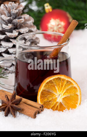 Vin brulé sul Natale in inverno caldo bere alcool con neve e spezie Foto Stock