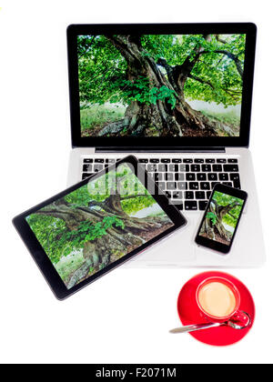 Notebook Tablet mit, Smartphone und Espressotasse Foto Stock