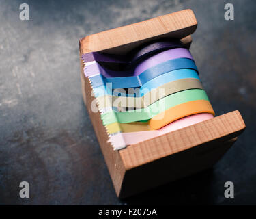 Un di legno nastro scotch dispenser con molti nastri colorati Foto stock -  Alamy