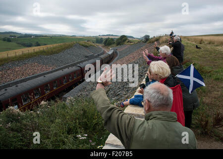 Banca Borthwick, Scotland, Regno Unito. Il 9 settembre, 2015. L'Unione del Sud Africa treno a vapore che si fa strada fino Borthwick banca come si trasporta la regina sulle nuove frontiere della linea ferroviaria. Queen Elizabeth II diventa il più lungo il monarca regnante oggi e apre ufficialmente la linea. Credito: Andrew O'Brien/Alamy Live News Foto Stock