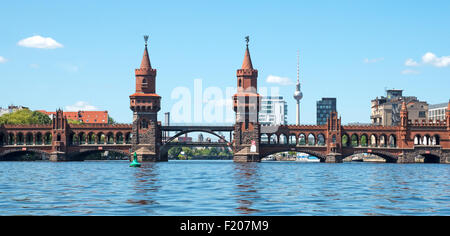 Oberbaumbrücke in Berlin vom Wasser aus Foto Stock