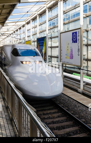 Shinkansen giapponese bullet train alla stazione di Kyoto, Giappone Foto Stock