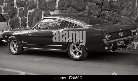 Helsinki, Finlandia - 13 Settembre 2014: Vintage ford mustang 289 sta parcheggiata su un lato della strada di Helsinki Foto Stock