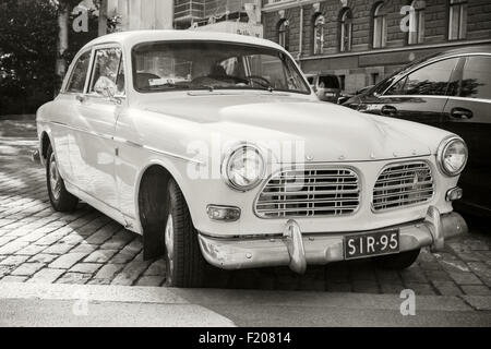 Helsinki, Finlandia - 13 Giugno 2015: il vecchio bianco Volvo Amazon 121 B12 macchina è parcheggiata sul ciglio della strada nella città di Helsinki, closeup photo Foto Stock