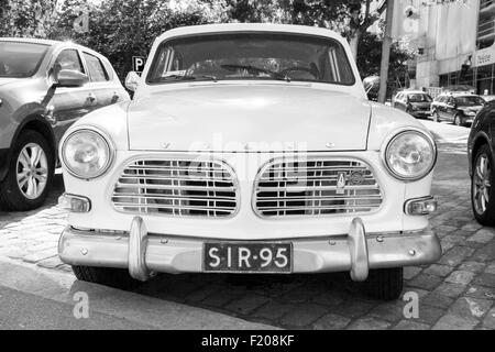 Helsinki, Finlandia - 13 Giugno 2015: il vecchio bianco Volvo Amazon 121 B12 macchina è parcheggiata sul ciglio della strada nella città di Helsinki. Vista frontale Foto Stock