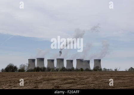 Cottam di centrali elettriche a carbone, vicino a Retford, Nottinghamshire. Vista delle otto torri di raffreddamento e il camino guardando ad ovest da Torksey. Foto Stock