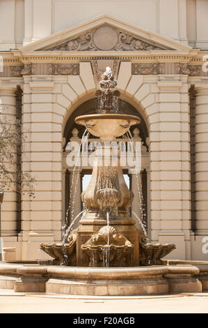 In California, Stati Uniti d'America. fontana presso il municipio di Pasadena. Foto Stock