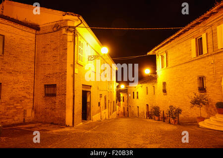 Villaggio di Monteleone di Fermo nelle Marche Italia illuminazione notturna Foto Stock