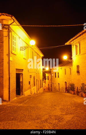 Villaggio di Monteleone di Fermo nelle Marche Italia illuminazione notturna Foto Stock