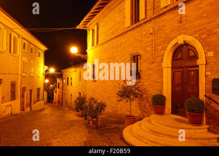 Villaggio di Monteleone di Fermo nelle Marche Italia illuminazione notturna Foto Stock