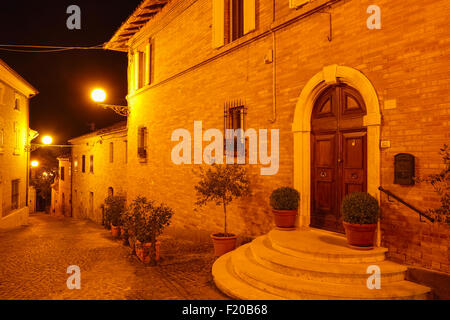 Villaggio di Monteleone di Fermo nelle Marche Italia illuminazione notturna Foto Stock