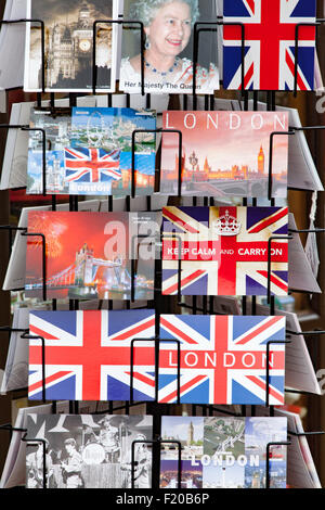 Cartolina stand la visualizzazione di immagini della regina, Londra e Union Jack, England Regno Unito. Foto Stock