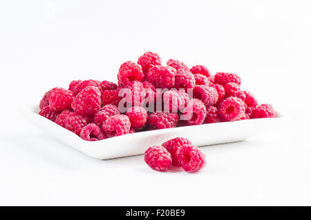 Fresco di lampone rosso isolato su sfondo bianco Foto Stock