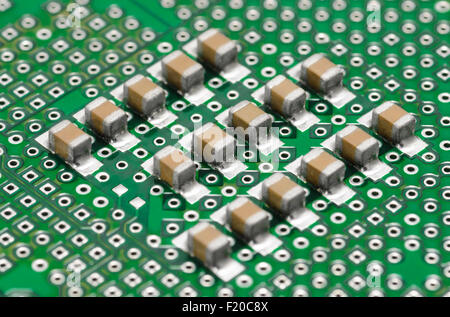 Strisce di condensatore. Tipo SMD. PCB Foto Stock