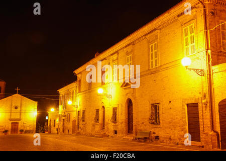 Villaggio di Monteleone di Fermo nelle Marche Italia illuminazione notturna Foto Stock