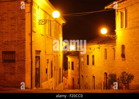 Villaggio di Monteleone di Fermo nelle Marche Italia illuminazione notturna Foto Stock