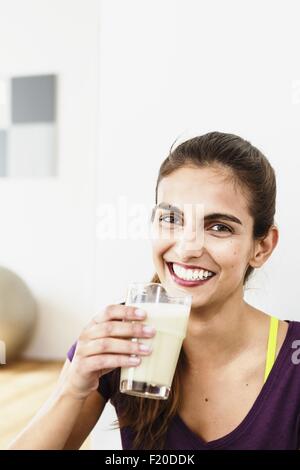 Ritratto di giovane donna prendendo un esercizio break di bere succo di frutta Foto Stock