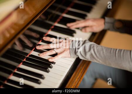 Le mani della donna matura suonando piano Foto Stock