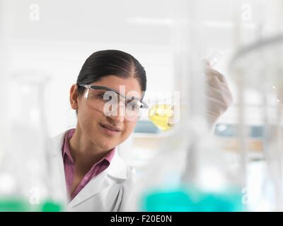 Femmina scienziato chimica formula di sviluppo in laboratorio Foto Stock