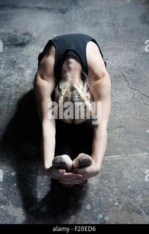 La ballerina stretching in studio Foto Stock