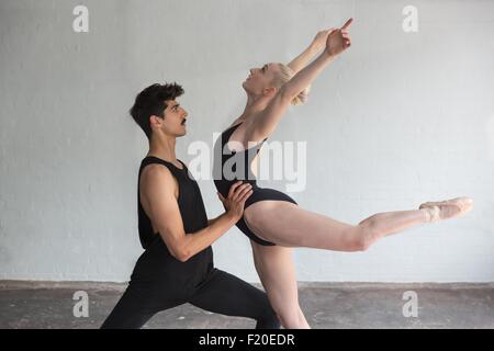 I ballerini di praticare in studio Foto Stock