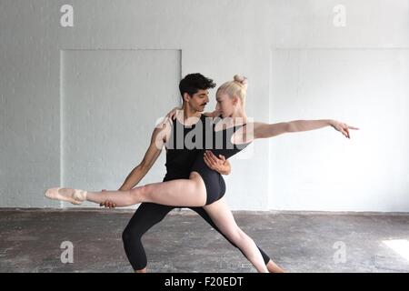 I ballerini di praticare in studio Foto Stock