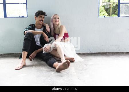 Danzatori tenendo break in studio Foto Stock