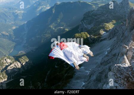 Due maschi ponticelli di base wingsuit flying dalla montagna, Dolomiti, Italia Foto Stock