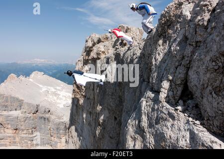 Tre maschi ponticelli di base di uscire dalla cima della montagna, Dolomiti, Italia Foto Stock