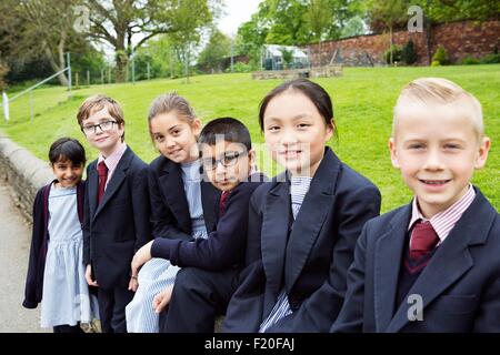 Un gruppo di giovani compagni di classe nel parco giochi Foto Stock