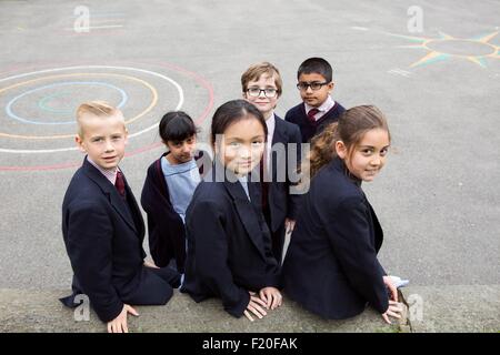 Un gruppo di giovani compagni di classe nel parco giochi Foto Stock