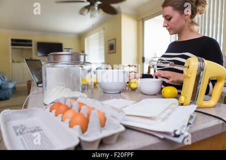 La donna la cottura in cucina Foto Stock