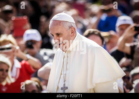 Città del Vaticano. 09Sep, 2015. Papa Francesco assiste Udienza Generale in Piazza San Pietro nella Città del Vaticano il Vaticano. Credito: PACIFIC PRESS/Alamy Live News Foto Stock