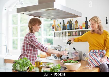 Le donne la preparazione di pasto in cucina Foto Stock