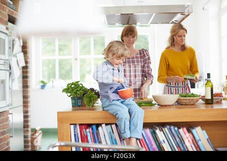 Le donne la preparazione di pasto in cucina Foto Stock