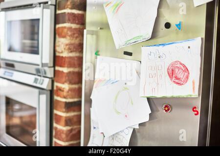 Bambini I disegni sulla porta del frigorifero Foto Stock