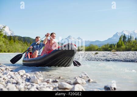 Paio utilizzando piastre per sterzare dinghy su acqua, Wallgau, Baviera, Germania Foto Stock