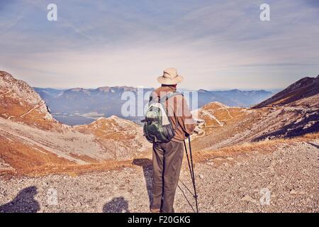Maschio Senior escursionista, guardando a vista, Karwendel-Mittenwald, Baviera, Germania Foto Stock