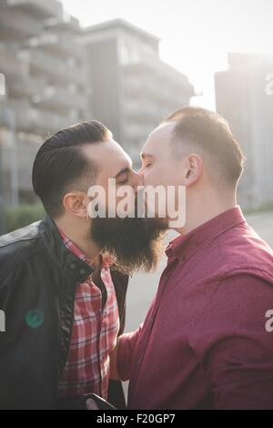Coppia gay baciare sulla strada Foto Stock