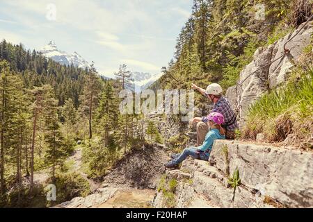 Padre e figlio gode di vista sulla collina, Ehrwald, Tirolo, Austria Foto Stock