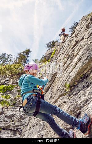 Padre e figlio rock climbing, Ehrwald, Tirolo, Austria Foto Stock