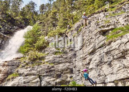 Padre e figlio rock climbing, Ehrwald, Tirolo, Austria Foto Stock