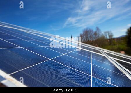 Elevato in prossimità di pannelli solari sul tetto di casa e cielo blu Foto Stock