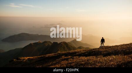 Vista posteriore di un escursionista escursionismo sul picco di Lantau, Isola di Lantau, Hong Kong, Cina Foto Stock